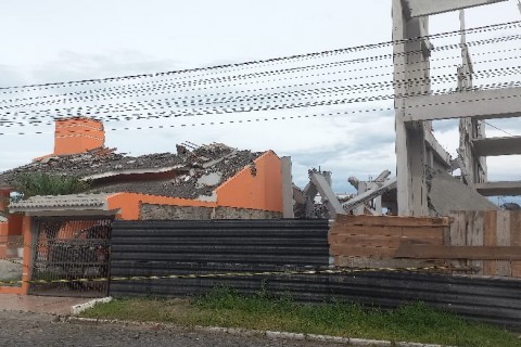 Parte da estrutura de prédio em construção desaba sobre residência no Passo de Torres